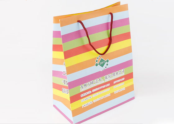 Los colores multi imprimieron el logotipo modificado para requisitos particulares de papel de los bolsos de compras para el embalaje del regalo