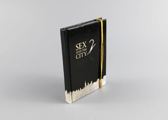 El elástico ata con correa el cuaderno del Hardcover A4, el negro y el diario del cuaderno del libro encuadernado del oro