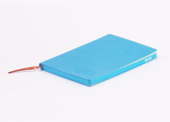 Cuaderno azul claro de cuero de la cubierta suave de la PU con la banda del borde y del vientre del color