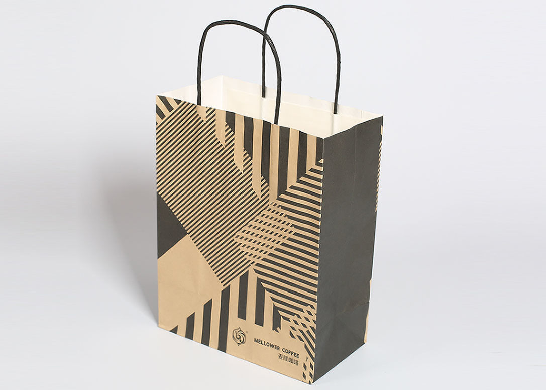 Los bolsos de compras reutilizables de Kraft, forman las bolsas de papel rayadas con las manijas